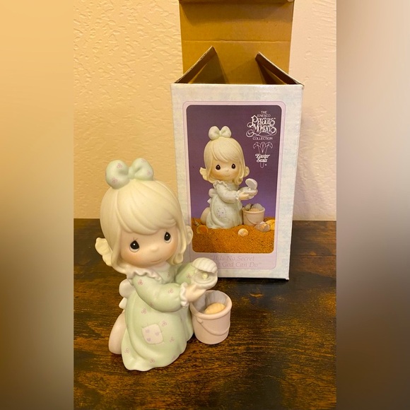 1994 Precious Moments Figurine. Artwork by the late Sam Butcher. - Picture 10 of 14